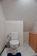 samostatné WC s umyvadlem