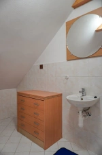 samostatné WC s umyvadlem