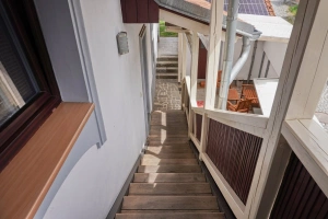zastřešené schody do apartmánu