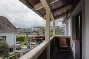 zastřešená pavlač se vstupem do apartmánu - výhled na Vltavu