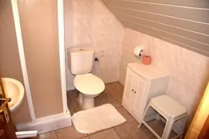 v chalupě je k dispozici 5 koupelen se sprchovým koutem, umyvadlem a WC