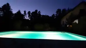 venkovní bazén s osvětlením