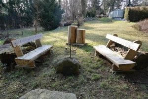 ohniště s dřevěným posezením a grilovacím roštem