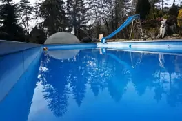 zapuštěný venkovní bazén o rozměrech (10 m x 4,5 m, hloubka 1 m u vstupu, dále 1,55 m) 