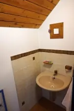 samostatné WC s umyvadlem v podkroví