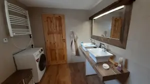 koupelna se dvěma umyvadly, vanou, WC a pračkou