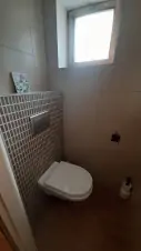 dveřmi oddělené WC je součástí koupelny