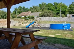 pohled z terasy k bazénu a dětskému vyžití