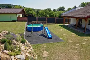 nadzemní bazén, skluzavka a houpačka na zahradě