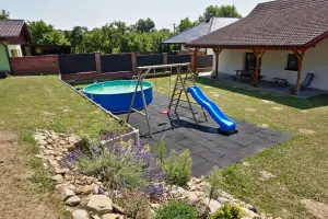 nadzemní bazén, skluzavka a houpačka na zahradě