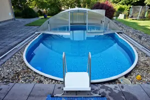 zapuštěný bazén (5,5 x 3,5 x 1,2 m)