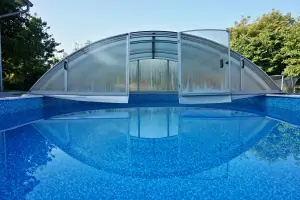 zapuštěný bazén (5,5 x 3,5 x 1,2 m)