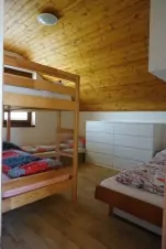 ložnice se 2 samostatnými lůžky a patrovou postelí