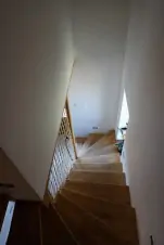 příkré točité schody do podkroví