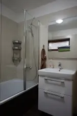 koupelna s umyvadlem a vanou