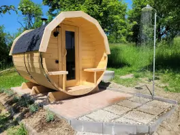 sudová sauna se zahradní sprchou