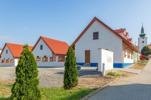 chalupa Přítluky a neoplocené parkování u chalupy