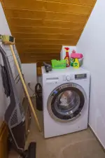na samostatném WC se nachází pračka