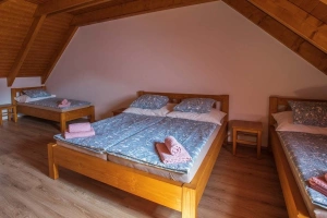 ložnice s dvojlůžkem a 2 lůžky v podkroví