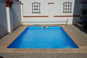zapuštěný bazén (5 x 3 x 1,4 m) je v provozu od začátku května do konce září