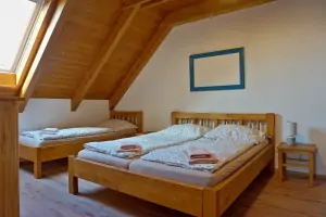 ložnice s dvojlůžkem a 2 lůžky v podkroví