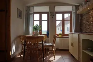 stůl a 4 židle v kuchyni