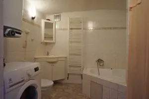 koupelna s rohovou vanou, umyvadlem, WC a pračkou
