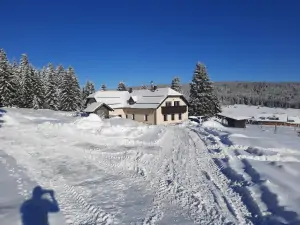 apartmánový dům v zimě