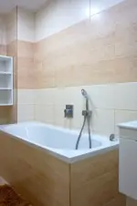 koupelna s vanou a umyvadlem v prvním patře