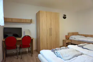 ložnice s dvojlůžkem a lůžkem v prvním patře