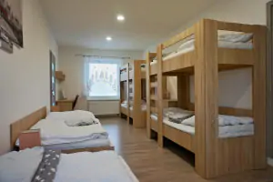 ložnice se 2 lůžky a 2 patrovými postelemi v prvním patře