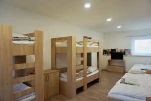 ložnice se 2 lůžky a 2 patrovými postelemi v prvním patře