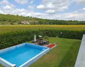 zahrada s bazénem a výhled na místní osadu vinných sklepů