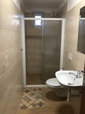 koupelna č. 2 se sprchovým koutem, umyvadlem a WC