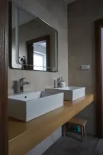 společná koupelna přístupná ze dvou sousedících ložnic