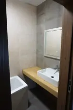 koupelna s vanou a umyvadlem, přístupná z chodby