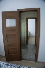 mezi dvěma ložnicemi se nachází společná koupelna
