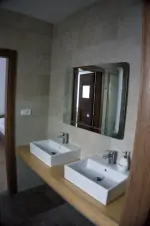 koupelna se sprchovým koutem, 2 umyvadly a WC