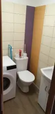 samostatné WC s umyvadlem a pračkou 