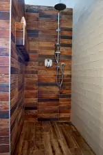 apartmán č. 1 - koupelna se sprchovým koutem, vanou, umyvadlem a WC