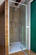 apartmán č. 5 - koupelna se sprchovým koutem, umyvadlem a WC