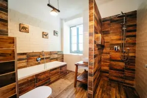 apartmán č. 1 - koupelna se sprchovým koutem, vanou, umyvadlem a WC