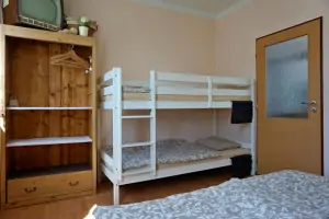 ložnice s dvojlůžkem a patrovou postelí v prvním patře