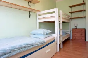 ložnice s patrovou postelí a plnohodnotnou rozkládací postelí pro 2 osoby v prvním patře