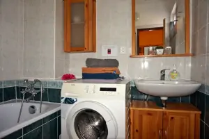 koupelna s vanou, umyvadlem a pračkou v prvním patře