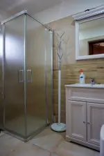 koupelna se sprchovým koutem, umyvadlem a WC v letní obytné budově