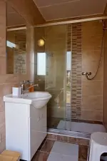 koupelna se sprchovým koutem a umyvadlem v přístavku