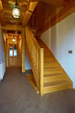 z chodby vedou schody do podkroví