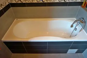 koupelna s vanou a umyvadlem v přízemí