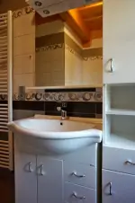 koupelna s vanou a umyvadlem v přízemí